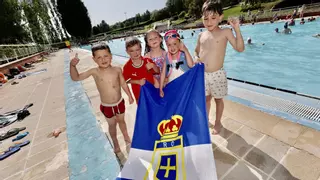 El verano se zambulle en Oviedo: "Con este bochorno no se puede salir del agua"