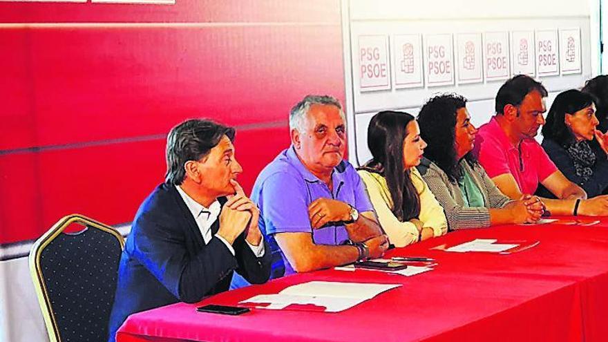 Eugenio González (segundo iz.), ayer en la ejecutiva provincial.  // Fdv