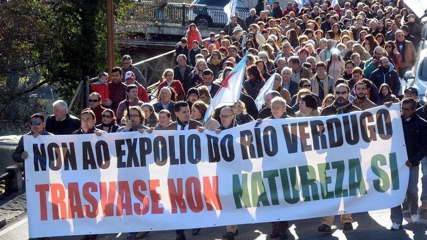 La marcha en un momento que discurrió, precisamente, al lado del curso del río Verdugo. // Rafa Vázquez