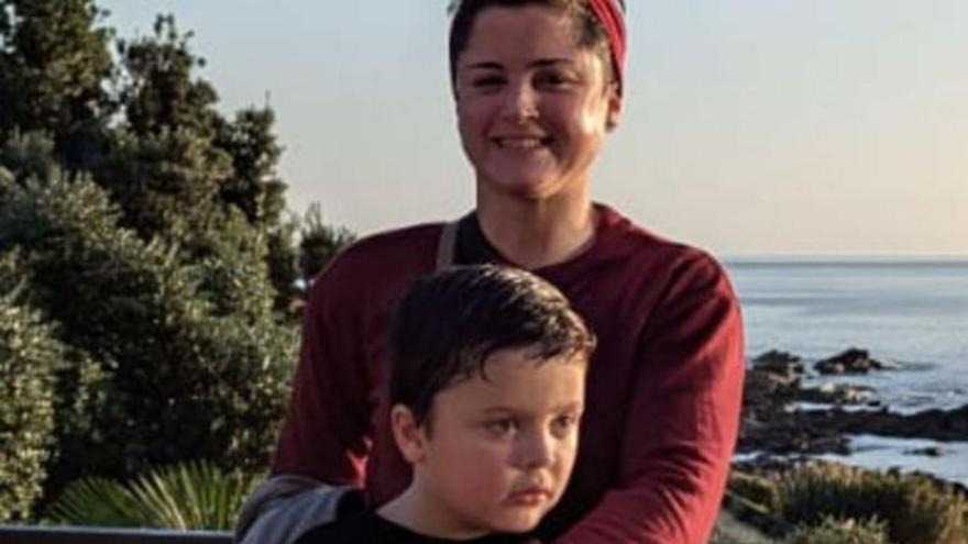 Patricia López, fundadora de Peques Azules, con su hijo Rómulo.
