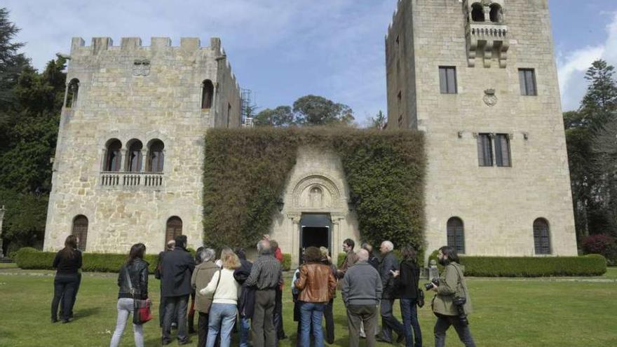 Llegada de los primeros visitantes al pazo de Meirás en 2011.