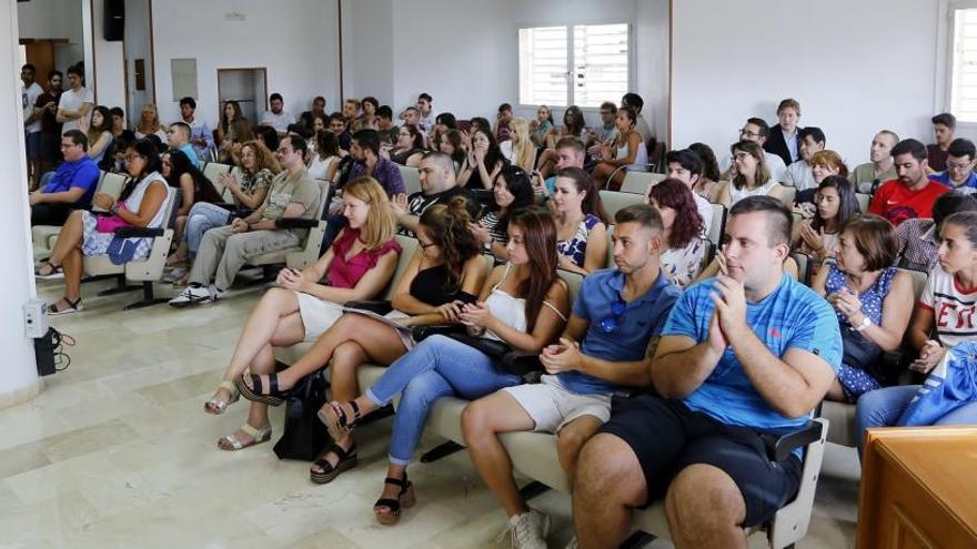 Imagen de los nuevos empleados municipales en el salón de plenos del Ayuntamiento/ Foto Joaquín Carrión