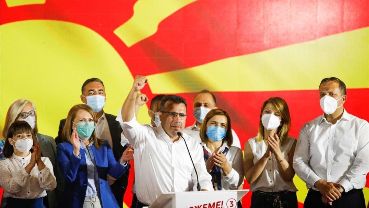 El exprimer ministro de Macedonia del Norte, Zoran Zaev, celebra su victoria electoral en Skopje.