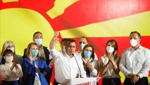 El exprimer ministro de Macedonia del Norte, Zoran Zaev, celebra su victoria electoral en Skopje.