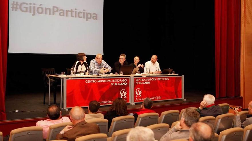 Por la izquierda, Edurne Irigoien, Fernando Pindado, Javier García (moderador de la mesa), Melania Álvarez y Javier Arteaga, durante la charla, en el centro municipal integrado de El Llano.