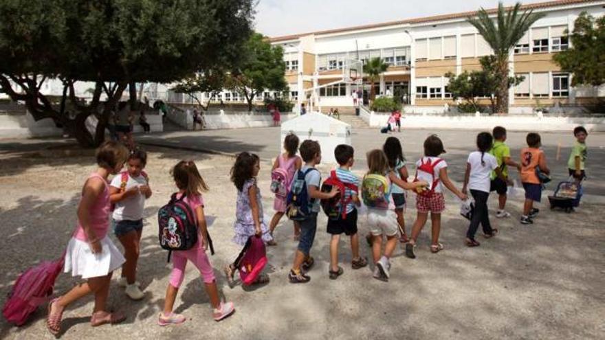 El Colegio Vasco Núñez de Balboa de Benidorm ha estado casi mes y medio sin cuatro maestros.