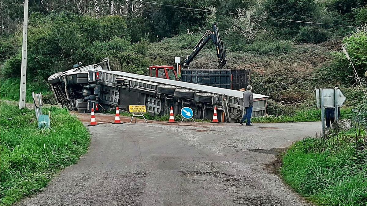 El camión volcado el viernes en Coyanca (Carreño). | R. A. I.