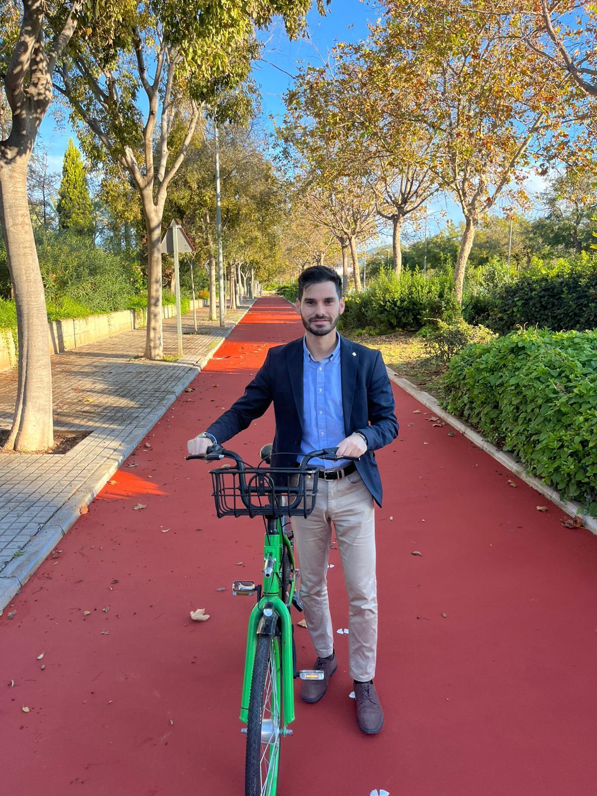 El edil Cristian Ramírez, en el nuevo carril bici que une la calle Columbretes con la avenida de Lidón y el camino la Plana de Castelló.