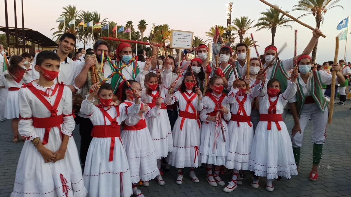 Danzantes de Alcalá de la Selva (Teruel) y Pastorets de El Vendrell (Tarragona), en Salou.