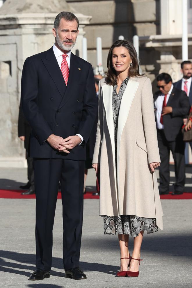 Letizia Ortiz con vestido de serpiente, abrigo de Carolina Herrera y zapatos de Lodi junto a Felipe VI