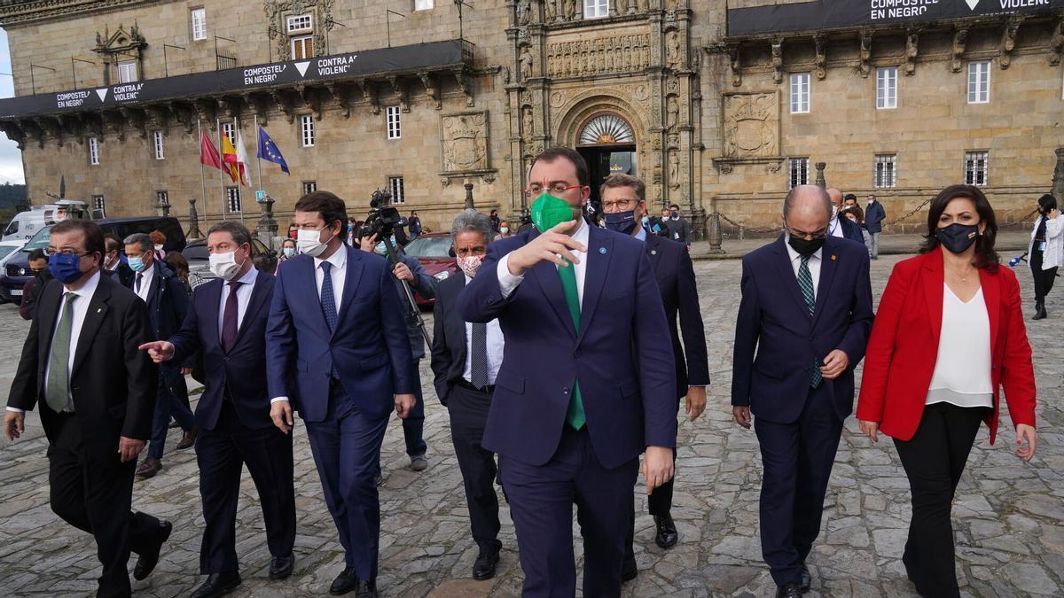 Adrián Barbón, con mascarilla verde, con el resto de presidentes el día que firmaron la Declaración de Santiago.