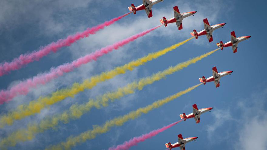 Así ha sido el salto paracaidista durante el desfile del Día de las Fuerzas Armadas