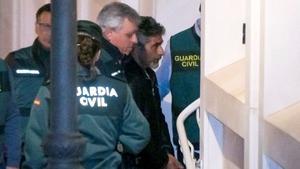 GRAF993. VALVERDE DEL CAMINO (HUELVA), 21/12/2018 - El asesino confeso de la joven zamorana de 26 años Laura Luelmo, Bernardo Montoya (c), a su llegada a los juzgados de Valverde del Camino (Huelva), donde está pendiente de comparecer y prestar declaración ante la jueza, que deberá determinar la situación procesal en la que queda. EFE/Raúl Caro