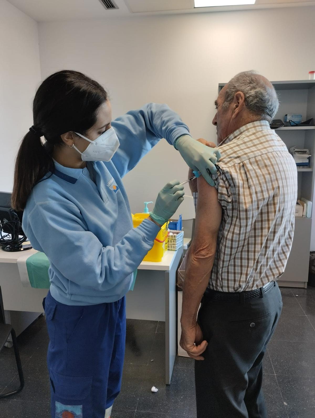Un hombre recibe la vacuna frente a la gripe