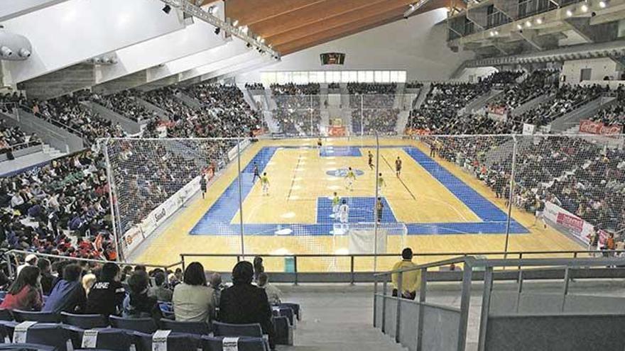 Vista panorámica del Palau Son Moix, lleno en un partido del Palma Futsal.