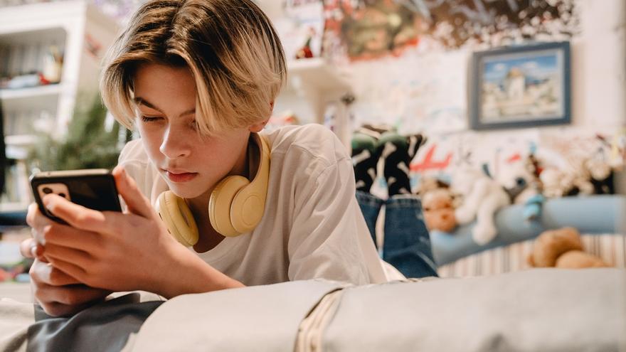 Estos son los riesgos que corren los niños si no desconectan digitalmente este verano