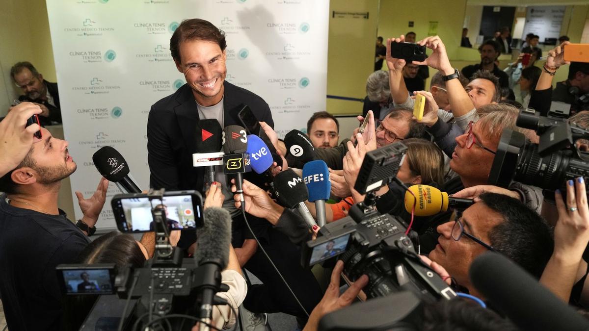 Un Nadal sonriente atiende a una nube de periodistas en la clínica Teknon de Barcelona.