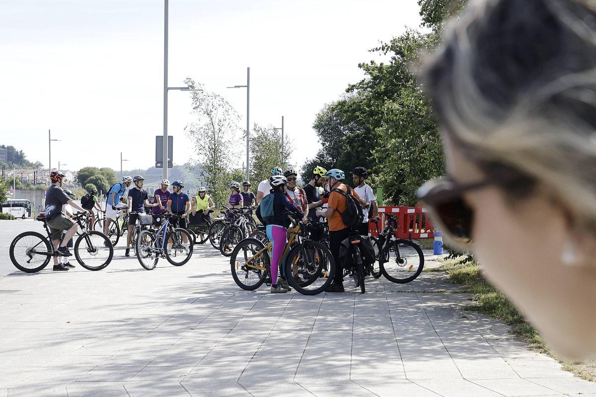 Una marcha ciclista reclama cambios en la movilidad de Santiago: "Pedimos que se pense tamén nas bicicletas e nos peóns" Una marcha ciclista reclama cambios en la movilidad de Santiago: "Pedimos que se pense tamén nas bicicletas e nos peóns"