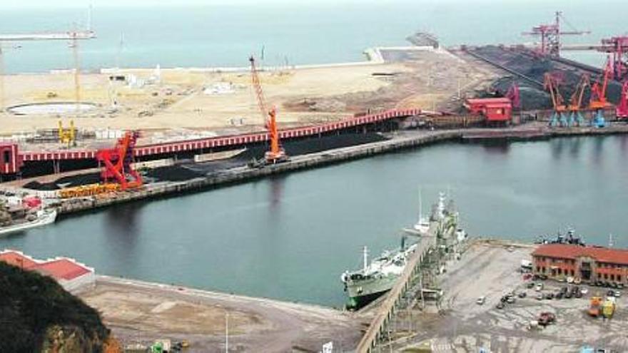 primeras obras para los grandes tanques de el musel. Duro Felguera ha iniciado ya, por encargo de Enagás, los trabajos para construir los dos tanques de gas natural licuado de la futura regasificadora. En la parte superior de la foto, a la izquierda, se observa la explanada con las obras.