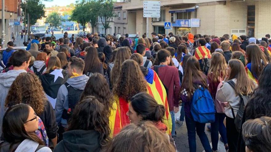 Estudiants caminant per les Bases de Manresa aquest matí, en direcció a l&#039;eix Transversal