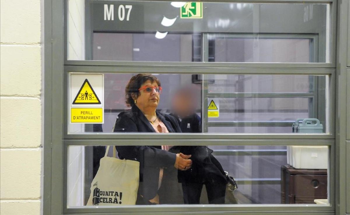 La ’exconsellera’ Dolors Bassa, durante su traslado a Madrid.