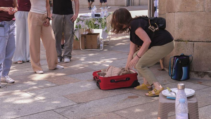 Una mujer intenta hacer la maleta para huir, en un minuto. | Roi Cruz