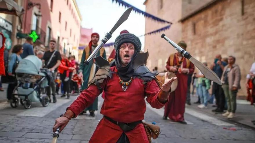 El mercado medieval con fuego, halcones y música q