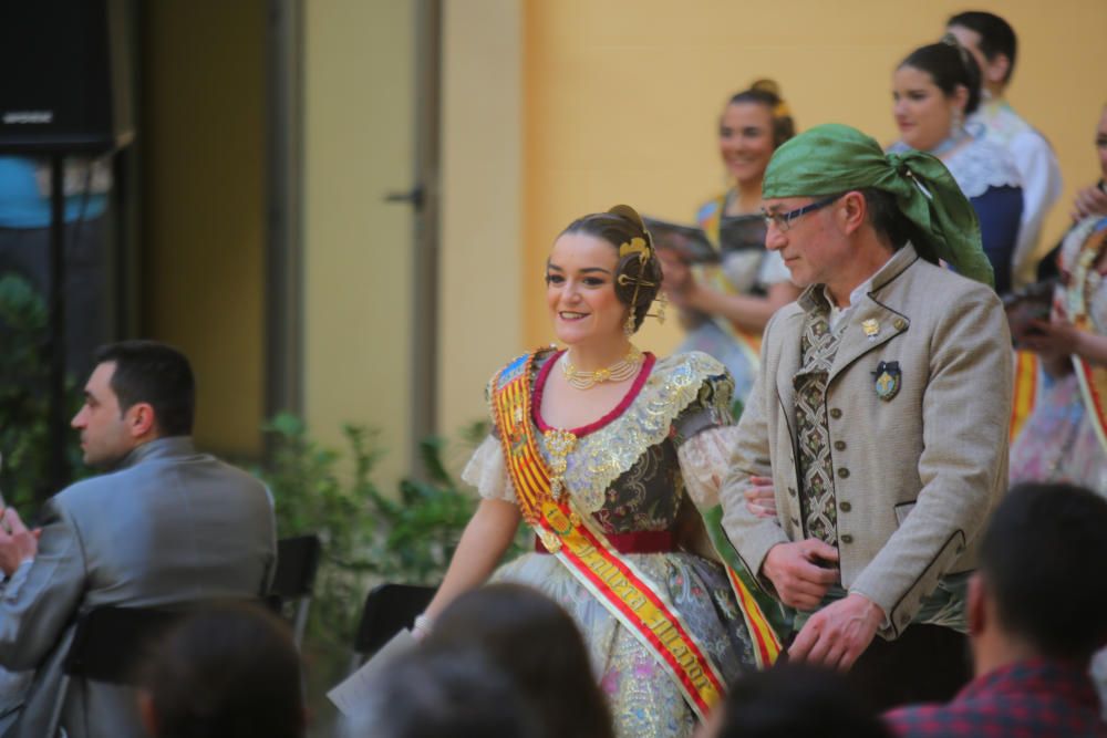 Intercambio de fotos con la fallera mayor e imposición de bunyols d'or