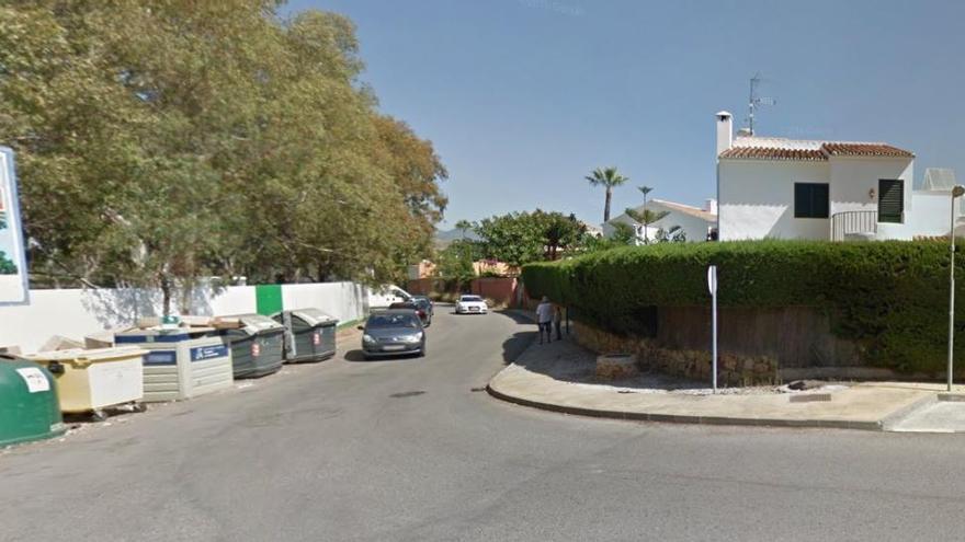 El asalto se produjo en esta calle, entre las avenidas Pernet y Picos de Europa, en Estepona.