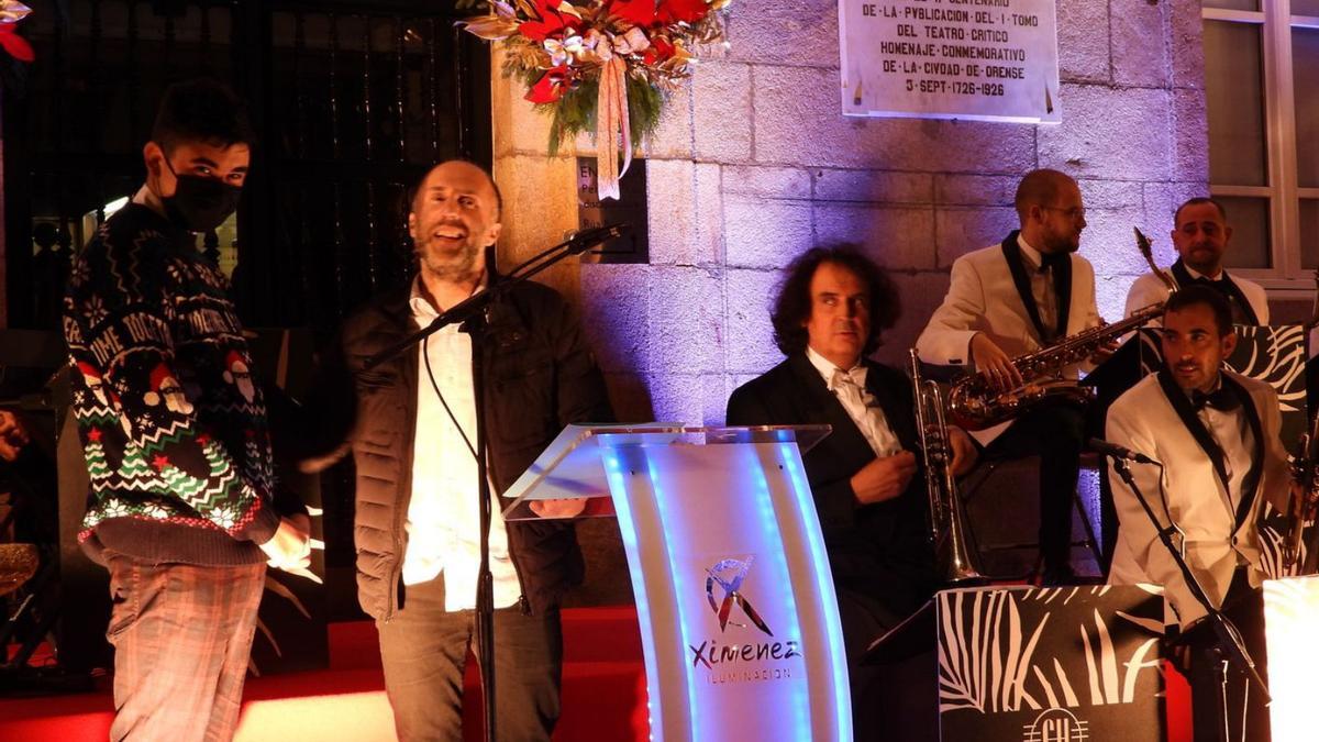 José Santiago Dopazo, junto al alcalde Jácome, justo antes de pulsar el botón.   | // FERNANDO CASANOVA 