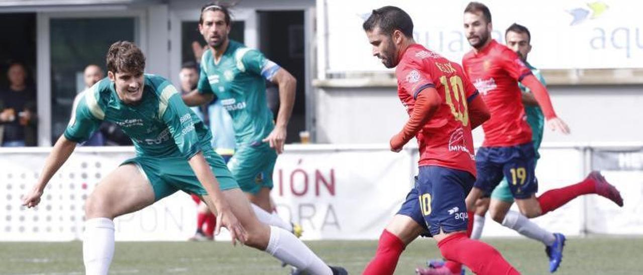 Félix Rial golpea el balón en un duelo de la pasada Liga ante la UD Ourense. |  // R. GROBAS