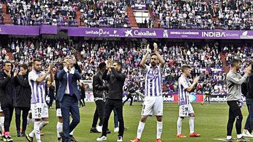 Els jugadors del Valladolid, a la fi del partit contra el València.