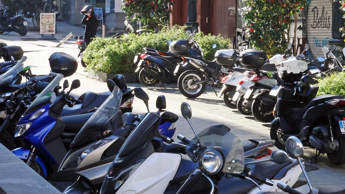 Motos estacionadas en el centro de Vigo en una imagen de archivo