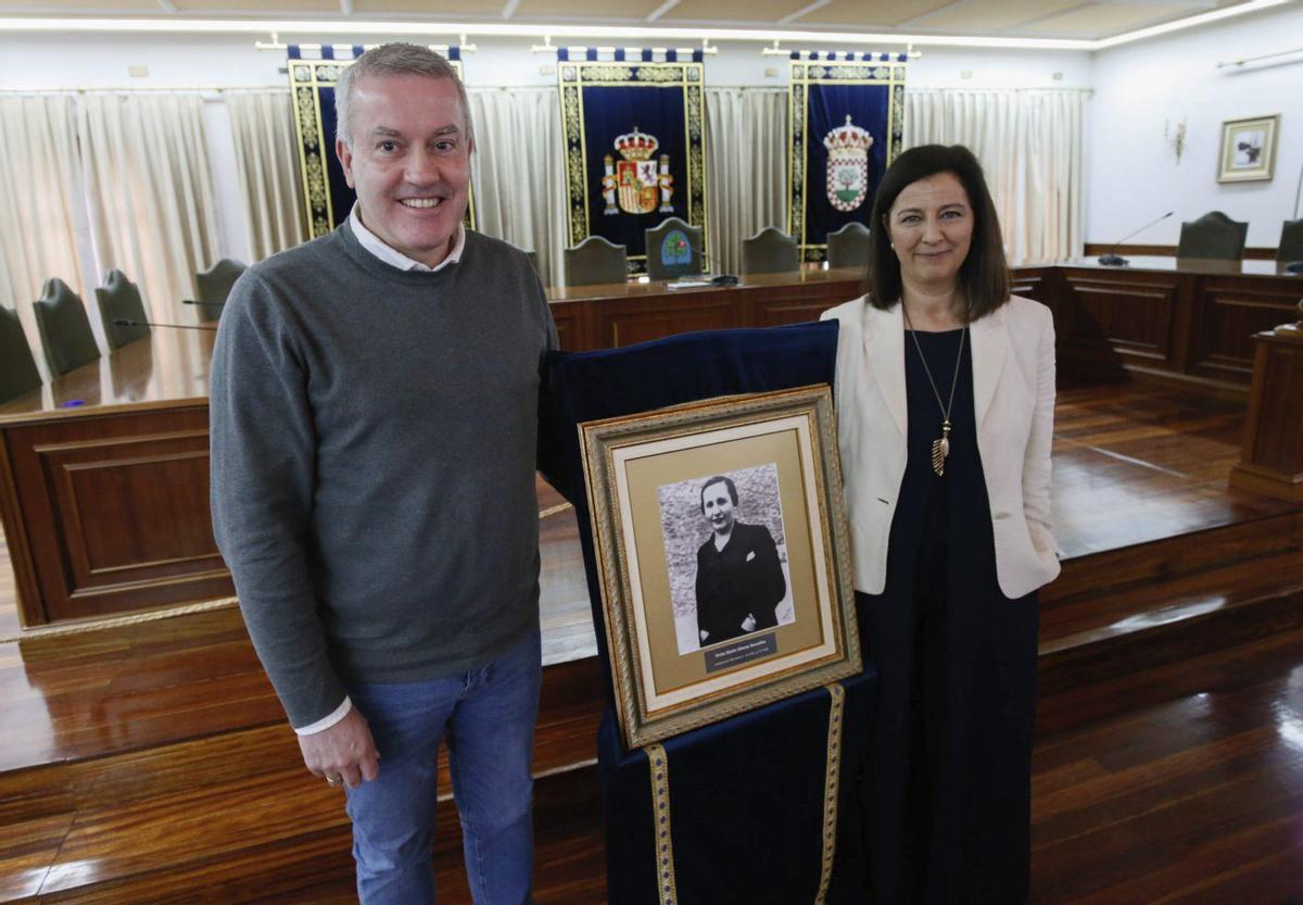El alcaldesa de A Cañiza y la vicepresidenta de la Fegamp, María Barral, junto a una foto de Maruja Gómez.