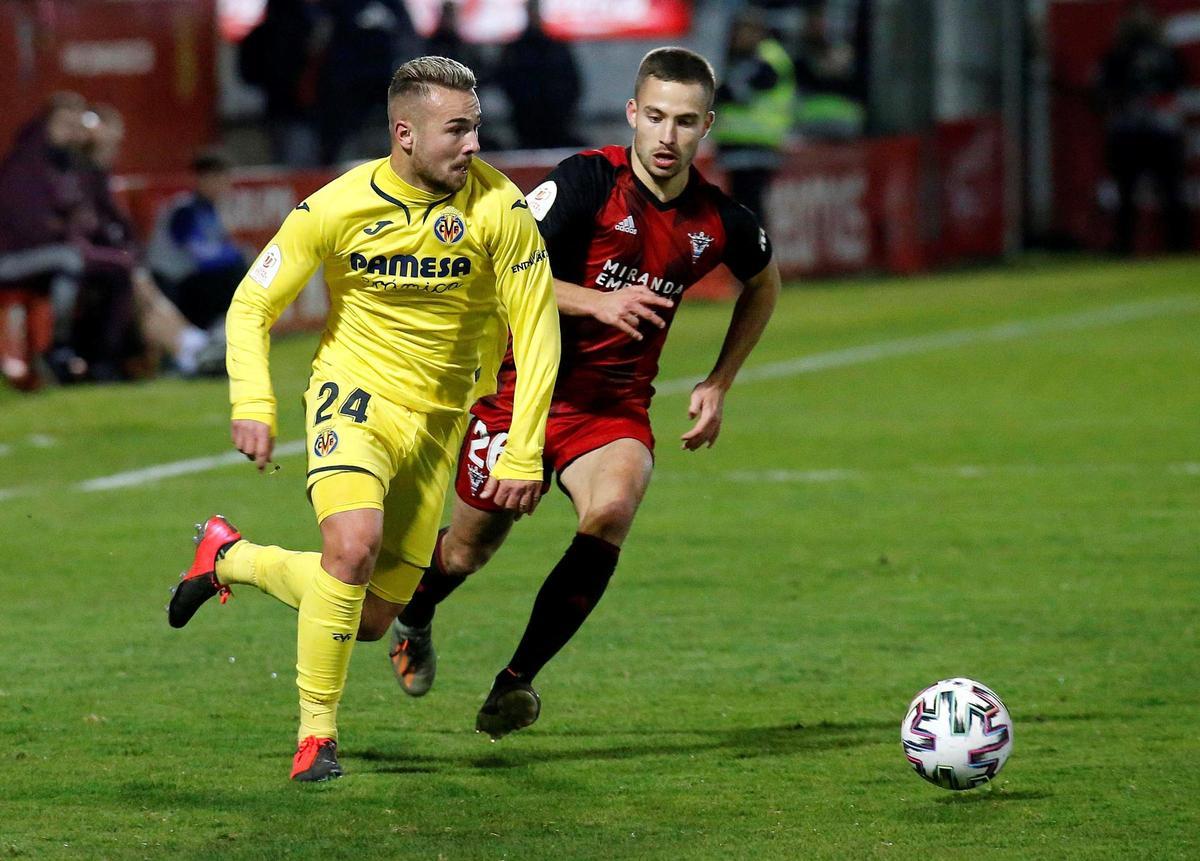 Ontiveros ante el Mirandés en 2020.