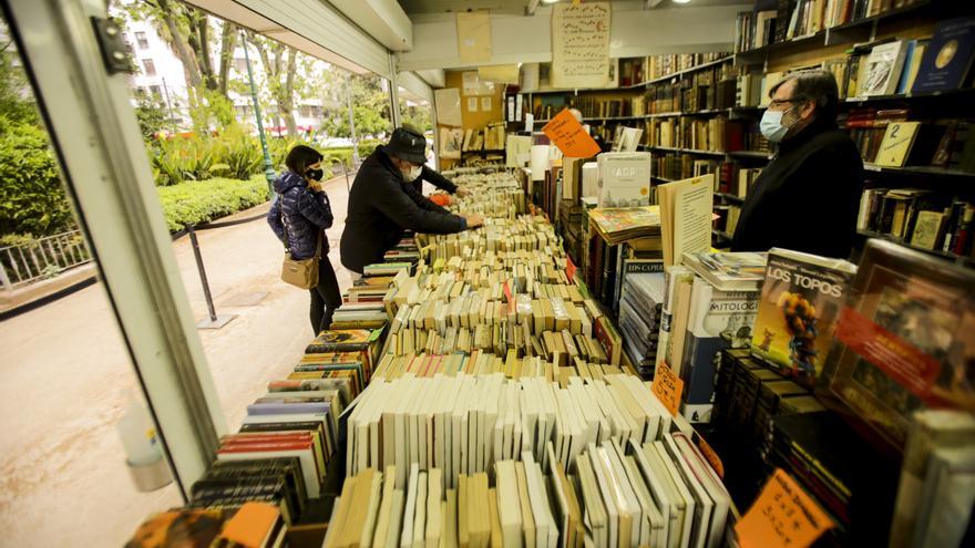 Títulos y buen ambiente en la Feria del Libro Antiguo de València