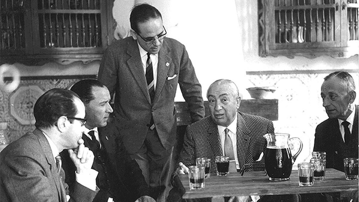 Raimundo González (de pie) en 'El Cornijal' de La Fica con Perico Chicote, el jumillano Andrés Bleda, Juan Antonio Escribano y Miguel López Guzmán, 1962.