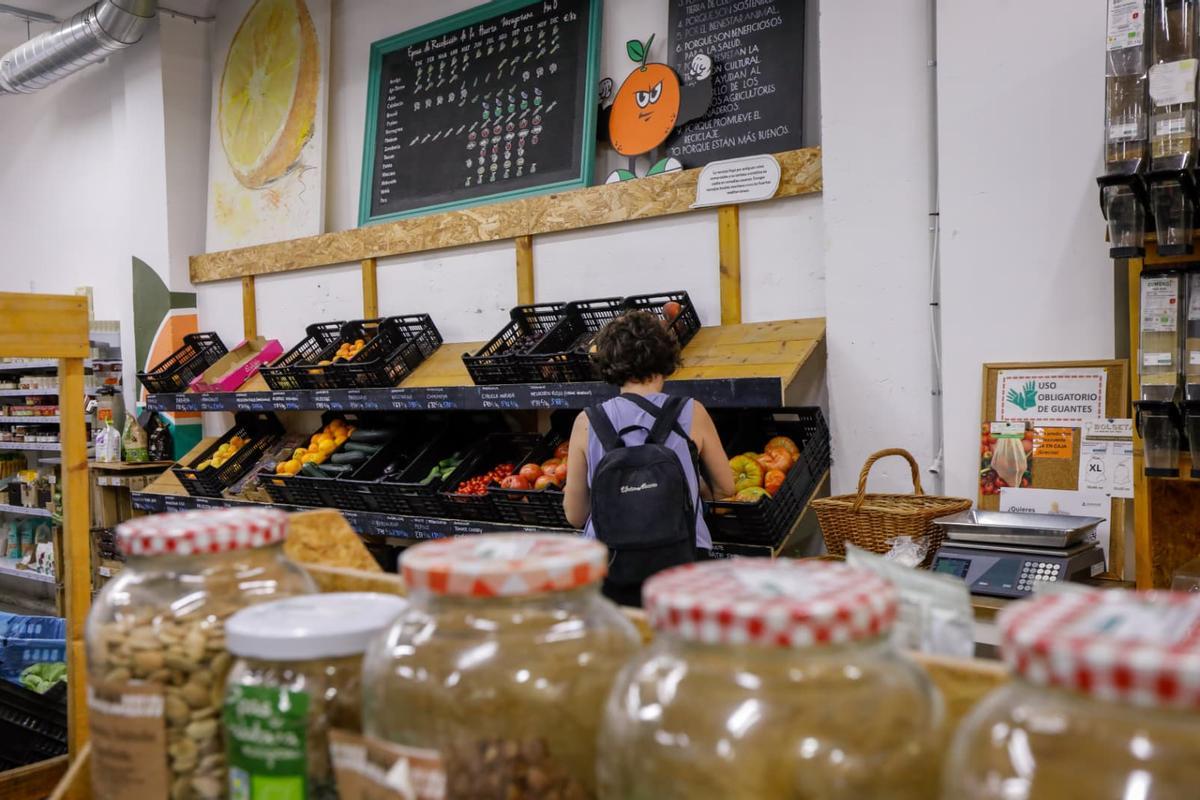 Algunos de los productos que se muestran en los estantes de A Vecinal.