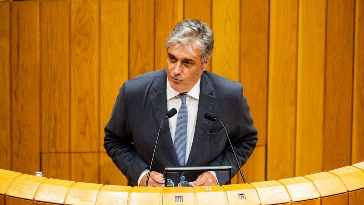 Pedro Puy reapareció ayer en el Parlamento tras su infarto.   | // Ó. CORRAL