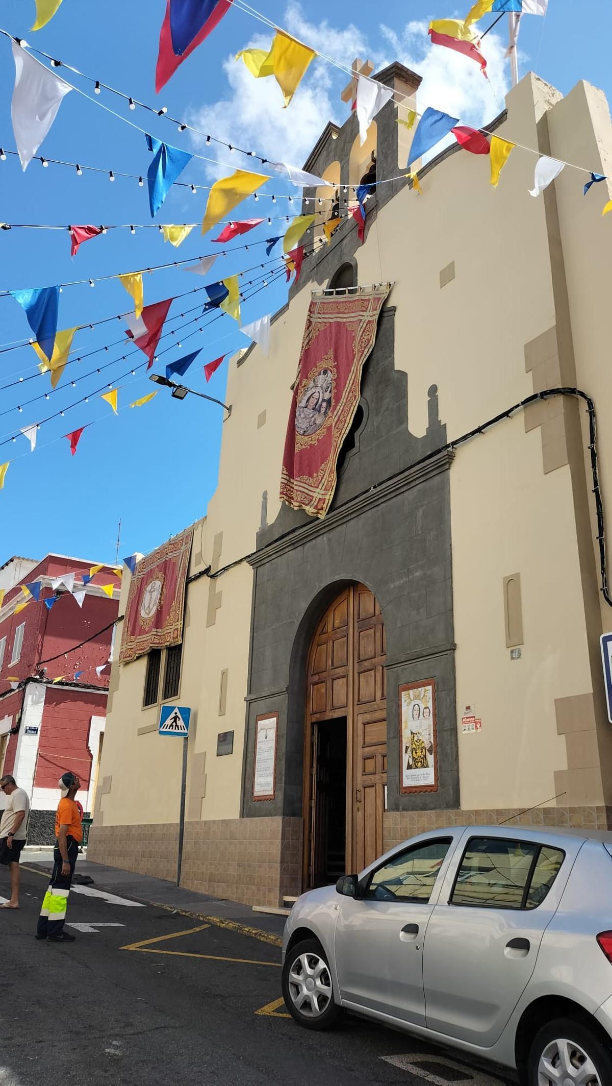 Así preparan las alfombras de La Isleta