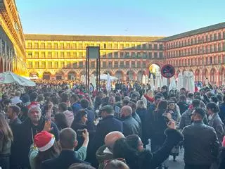 Amigos y familias disfrutan en Córdoba de una esplendorosa 'Tardebuena'