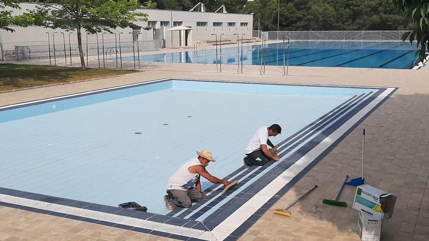 Unos operarios ultiman los trabajos de adecuación del vaso pequeño de la piscina de verano del Termet de Vila-real.