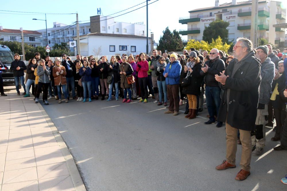 Concentració de suport a l'Estartit pel regidor de la CUP de Torroella