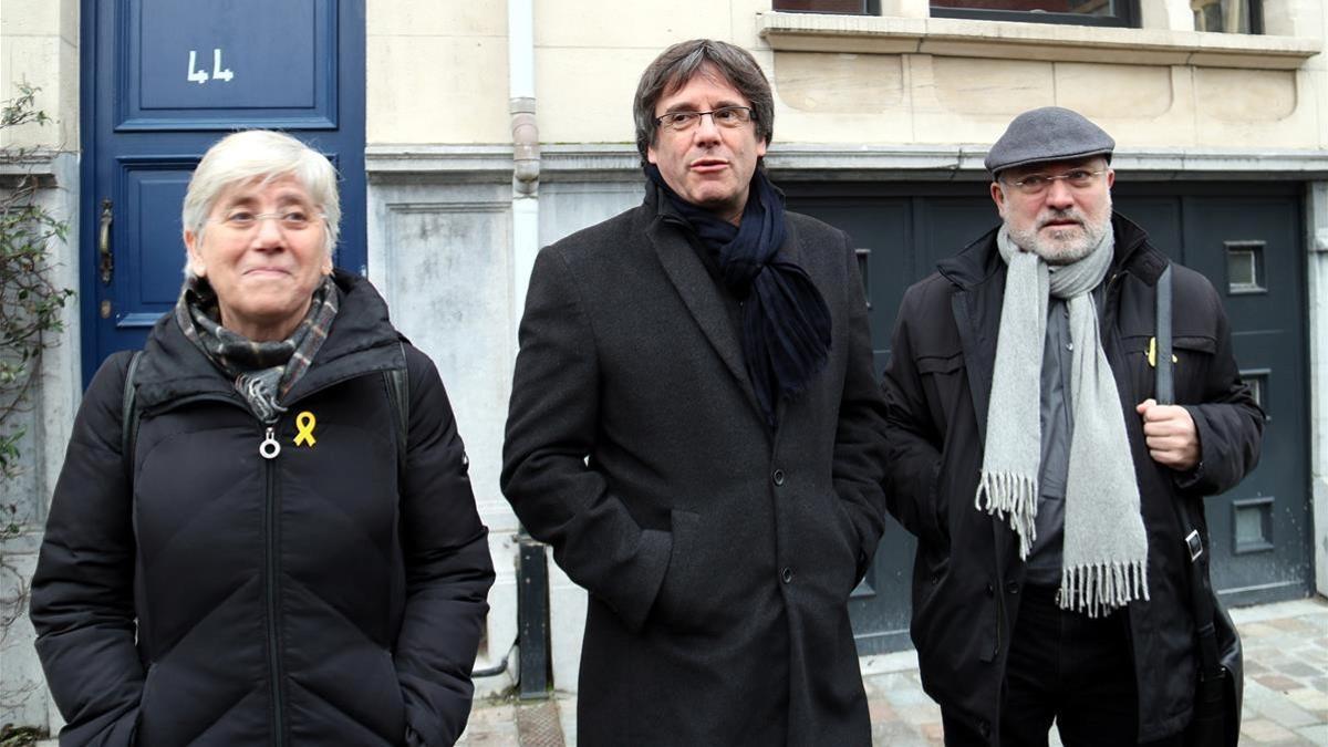 Carles Puigdemont junto a Clara Ponsatí y lluís Reig frente a la casa donde vivió Francesc Macià durante su exilio.