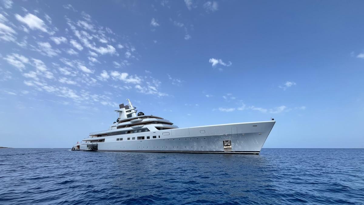 Dos helipuertos, piscina y 450 millones: el megayate del cofundador de Google que ha vuelto a Formentera