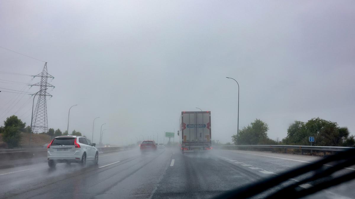 Varios vehículos circulan por una carretera en Madrid.