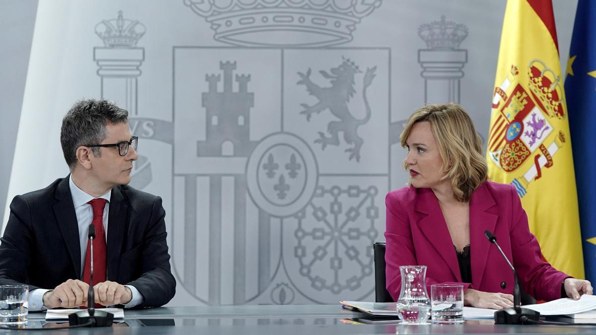 La portavoz del Gobierno, Pilar Alegría, y el ministro de la Presidencia y Justicia, Félix Bolaños, durante la rueda de prensa posterior al Consejo de Ministros celebrado este martes.