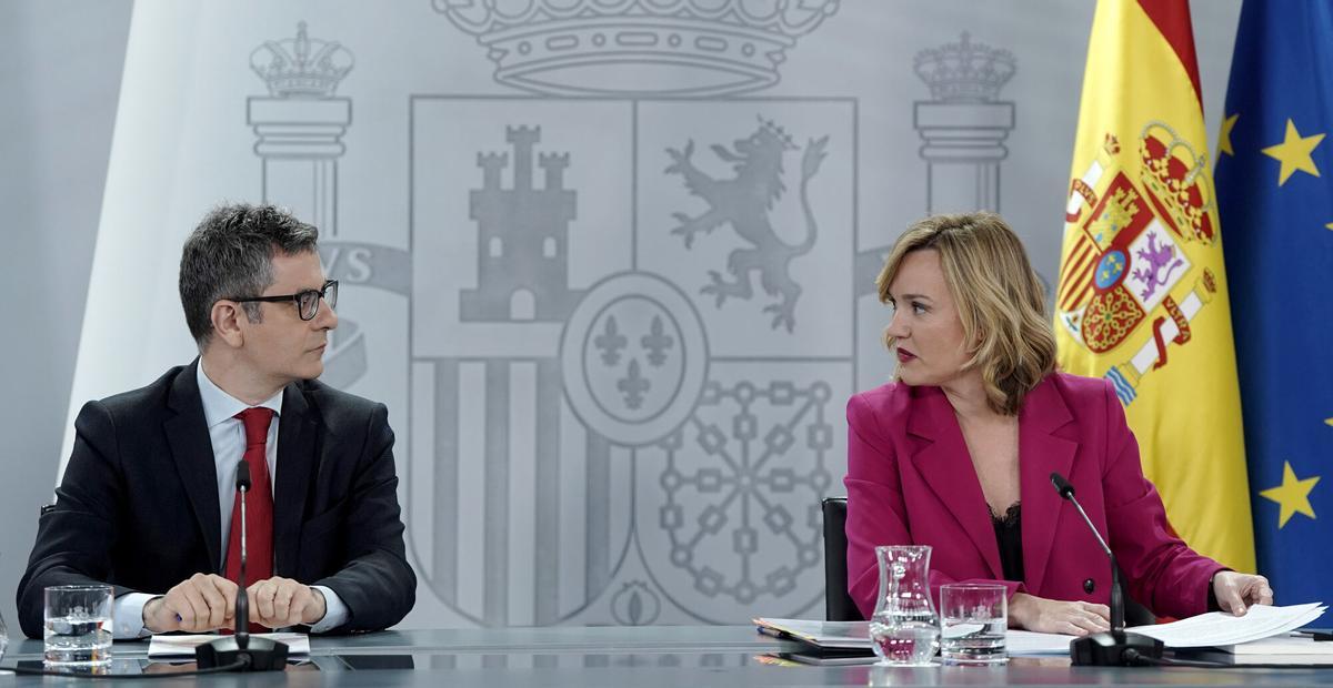 La portavoz del Gobierno, Pilar Alegría, y el ministro de la Presidencia y Justicia, Félix Bolaños, durante la rueda de prensa posterior al Consejo de Ministros celebrado este martes.