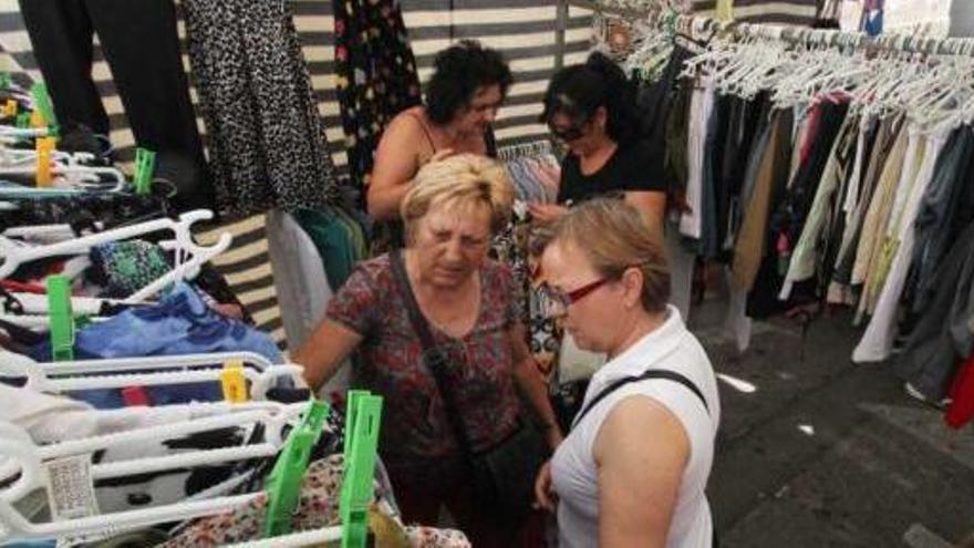 Varias clientas compran ropa en un puesto del mercadillo de Santa Bárbara de Elda en una imagen reciente.