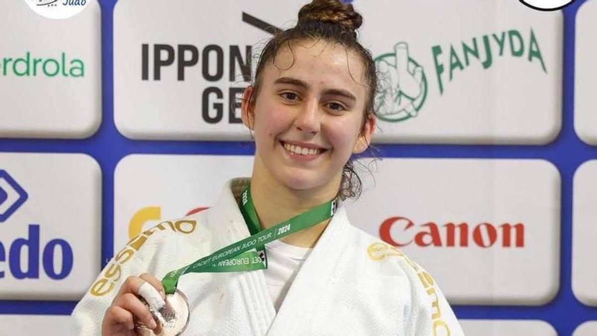 Pilar Ayensa, mostrando una de las medallas conseguidas durante su carrera en el judo.